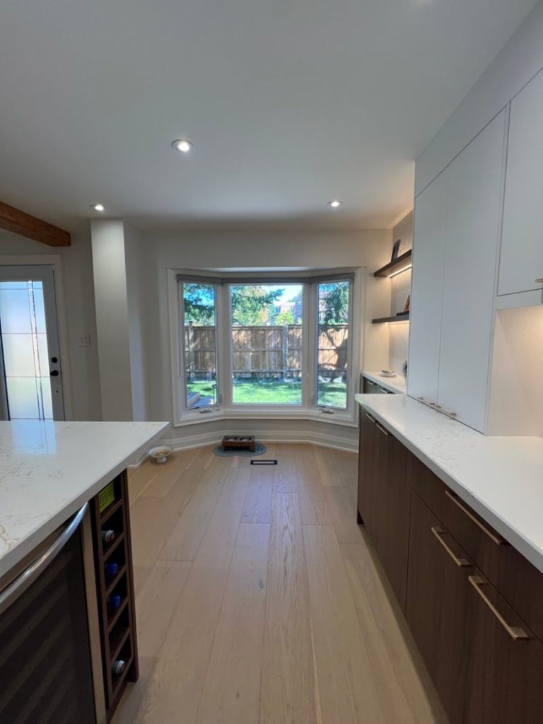 283 Hidden Trail — Kitchen breakfast nook with bay window